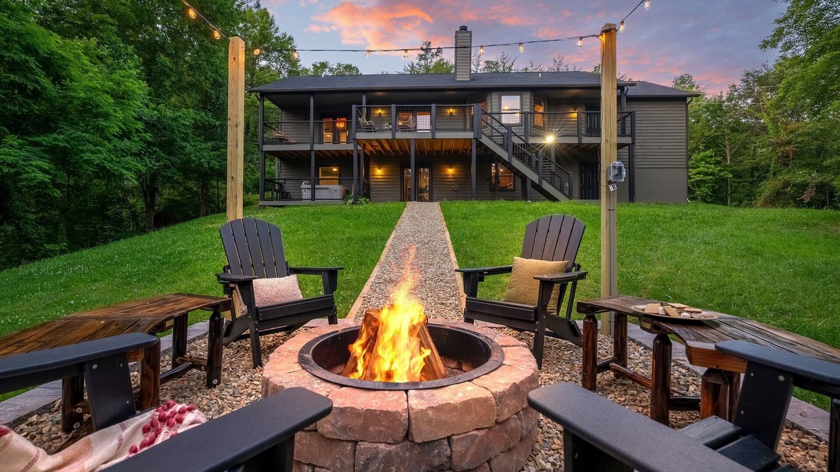 Gatlinburg - Pigeon Forge Cabin | Secluded Luxury|Private Gym|Game Room|Fire Pit