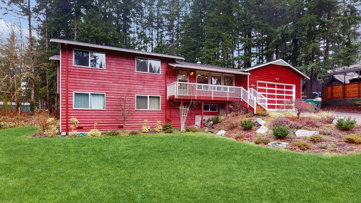 Maltby House | Secluded Modern Escape in Snohomish with Private Sport Court