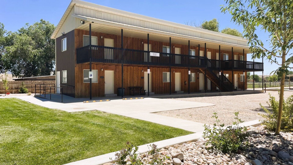 Jensen Cabin | Secluded North Lodge Sleeps 40 Clubhouse, Reunions, Dinosaur Quarry nearby