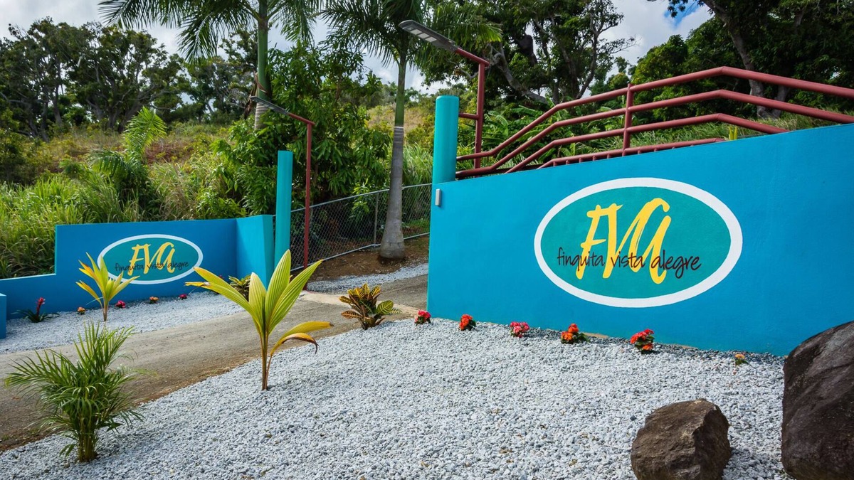 Chupacallos House | Secluded OCEAN VIEW 2 bed 2 bath Home, convenient to Ceiba Ferry. King and Queen