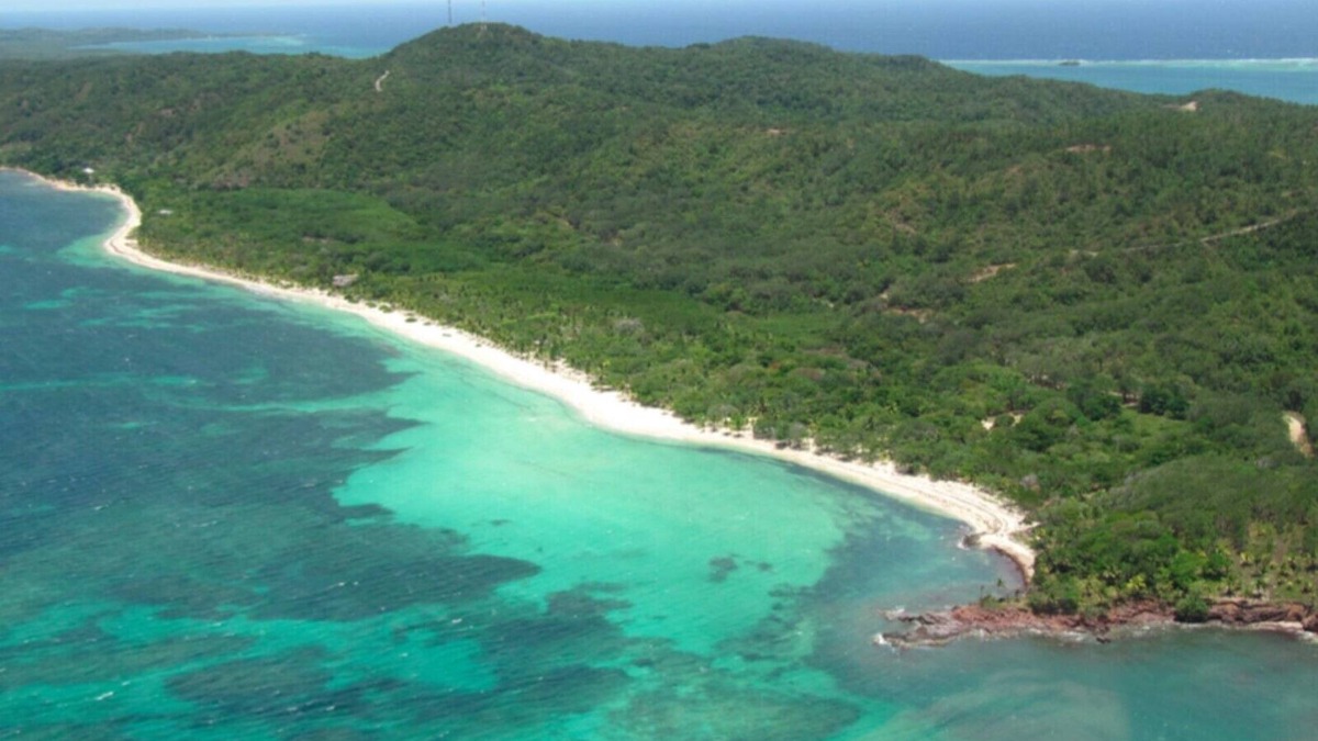 Camp Bay Villa | Secluded Oceanfront 4BR Luxury Villa - Fully Staffed on Camp Bay Beach, Roatan