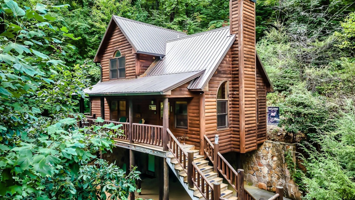 Wears Valley Cabin | 🌞SECLUDED PARADISE🌞 New HOT TUB! Close to GSM/PF/GB🌲