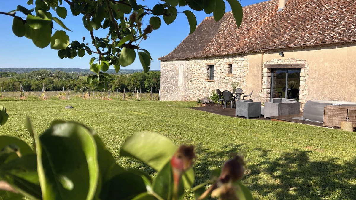 Pomport House | Secluded Périgourdine, nestled in the vineyards with a spa and a view