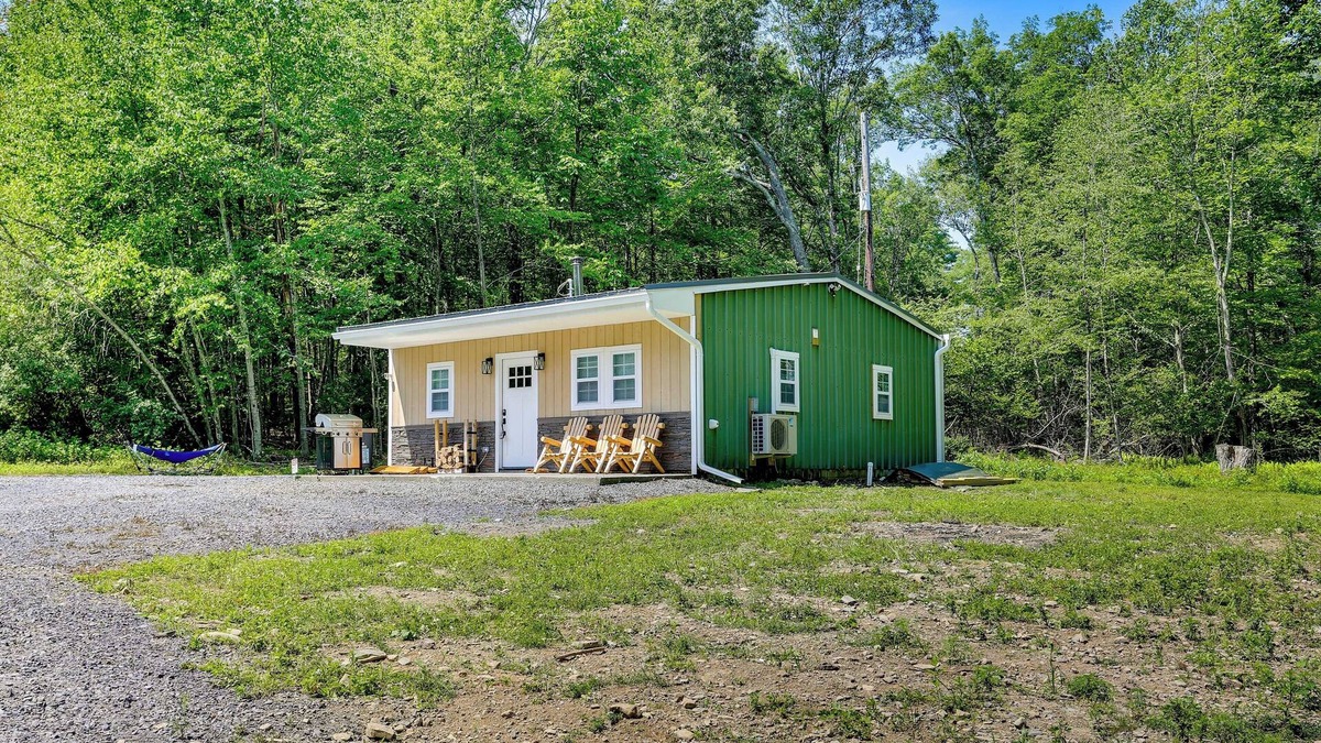 East Stroudsburg Cabin | Secluded Poconos Cabin: 75 Acres & Fire Pit!