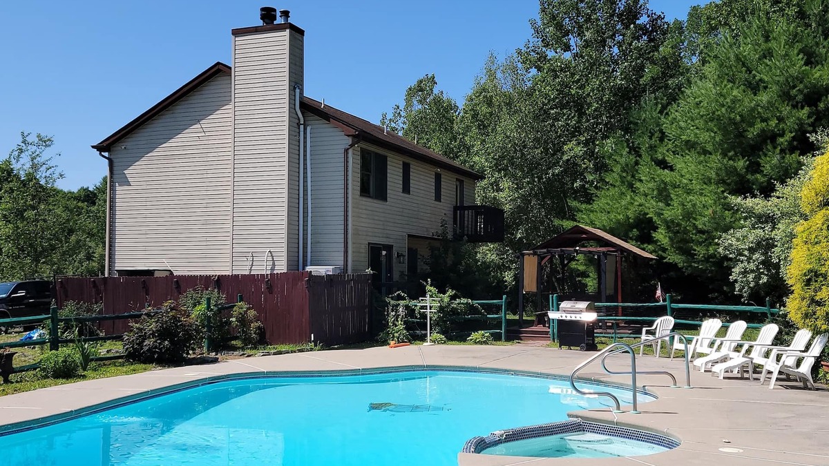 Jonas House | Secluded, Private Pool. Steam/Sauna. Hot Tub. WiFi. Pool Table