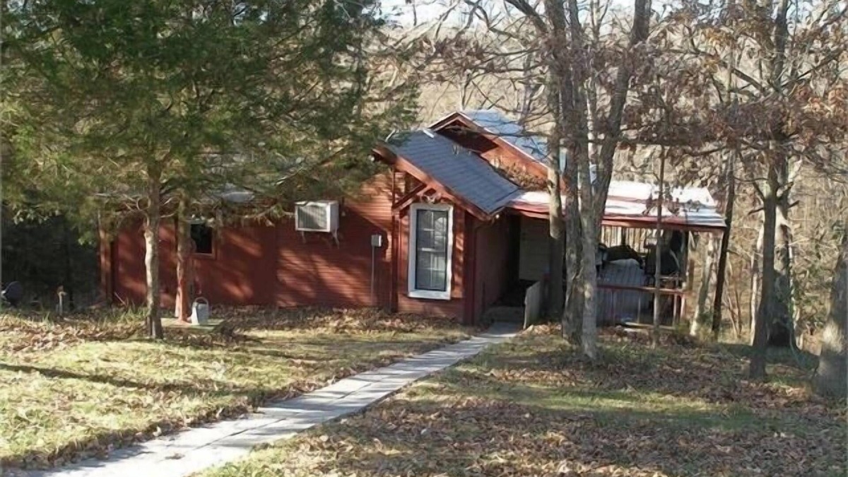 Highland Center Cabin | SECLUDED QUIET 2BR 1BATH CABIN IN THE WOODS. Between Bloomfield & Ottumwa