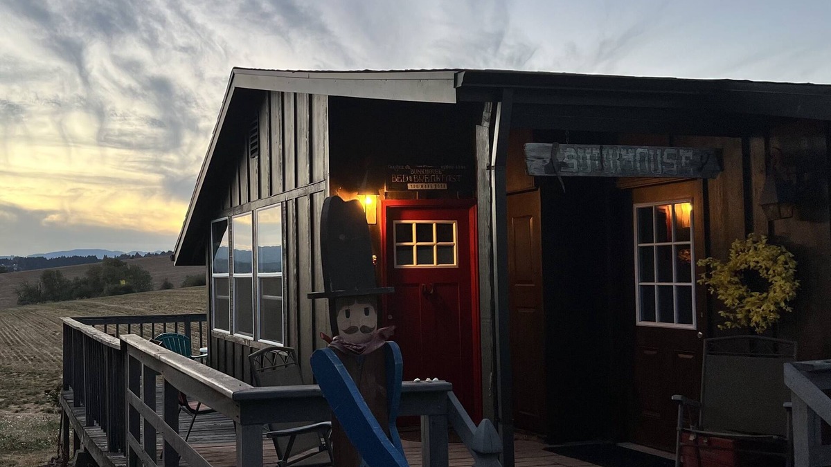 Banks House | Secluded Quiet Country Getaway- The Bunkhouse- Spectacular views and sunsets.