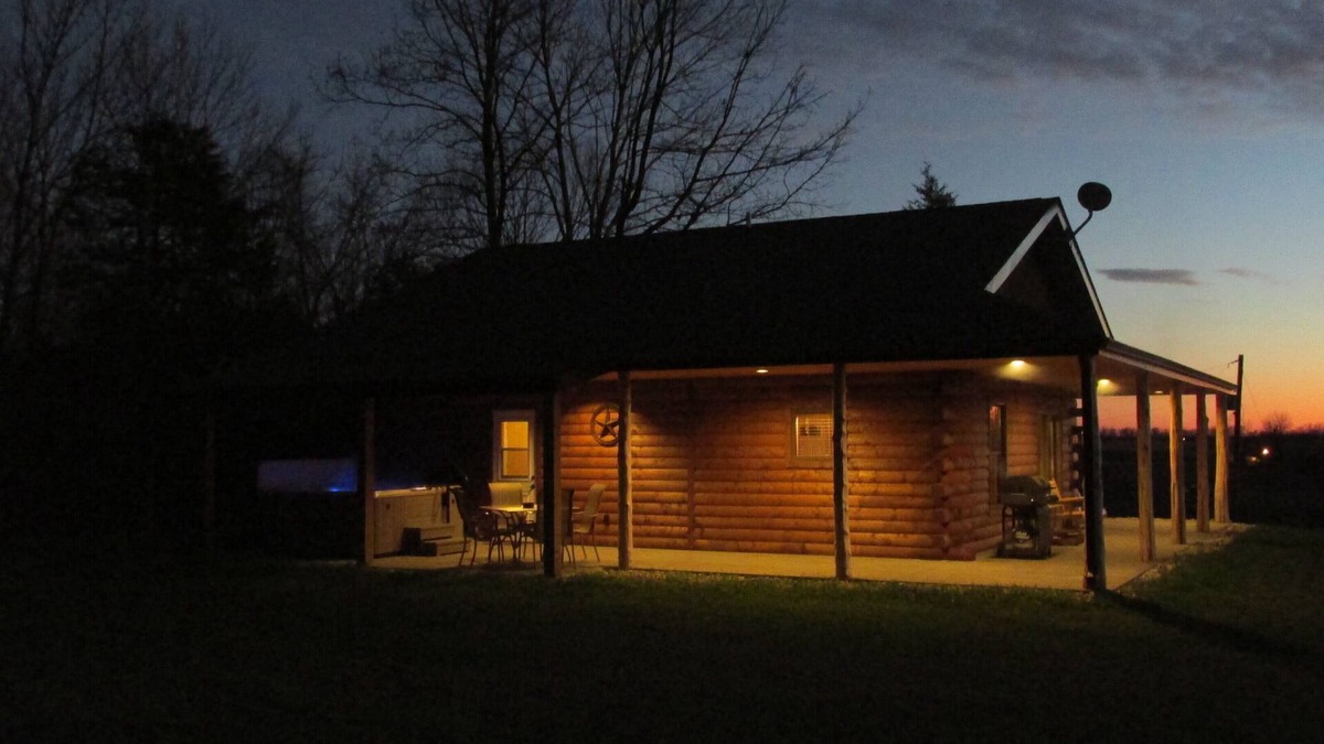 Buncombe Cabin | Secluded Rental Cabin on Southern Illinois Wine Trail, Private Hot Tub