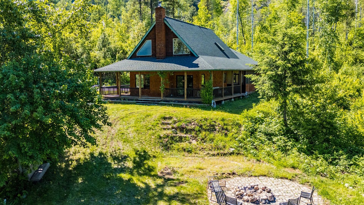 Crescent Valley House | Secluded Retreat near Nelson & Castlegar with Fire Pit, 3 mins from the Beach!