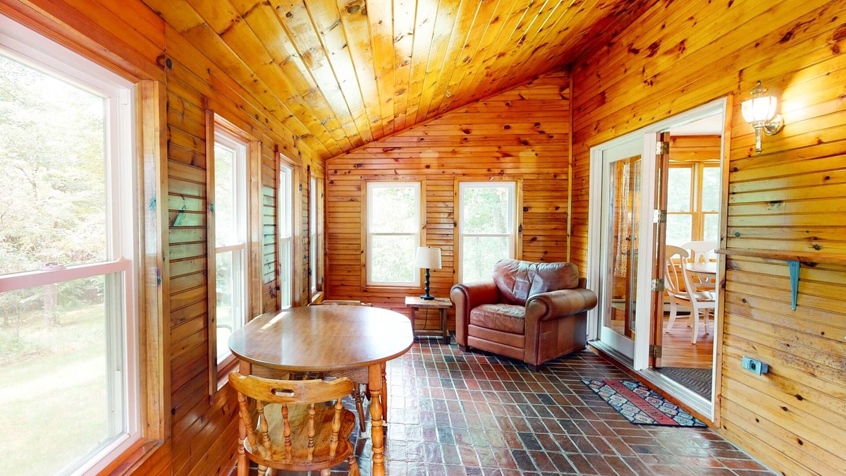 Hiram House | Secluded riverfront property with fast WiFi, kayak & wood stove - dog-friendly