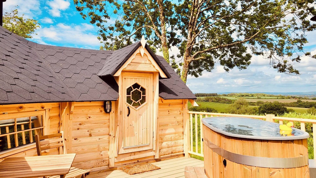 High Bickington Cabin | Secluded Romantic Cabin with Stunning Exmoor Views and Private Hot Tub