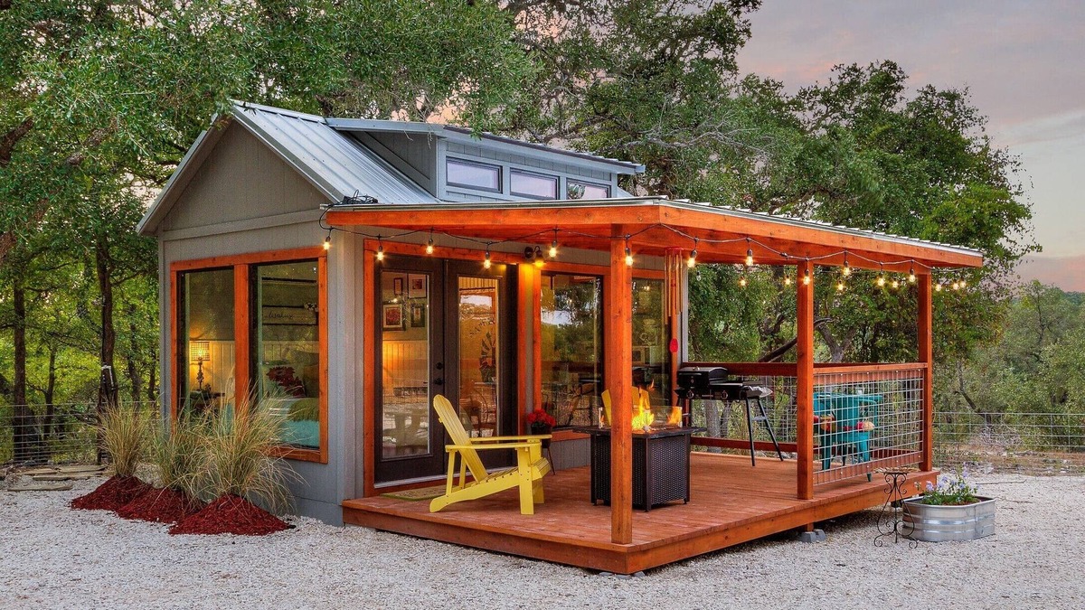 Hondo Cabin | Secluded & Romantic Tiny Farmhouse Getaway