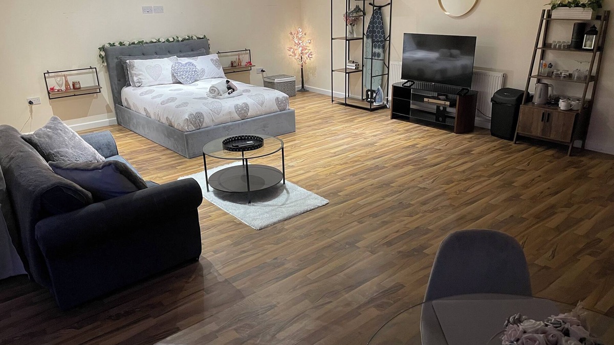 Ferndown Apartment | Secluded secret garden Adults only