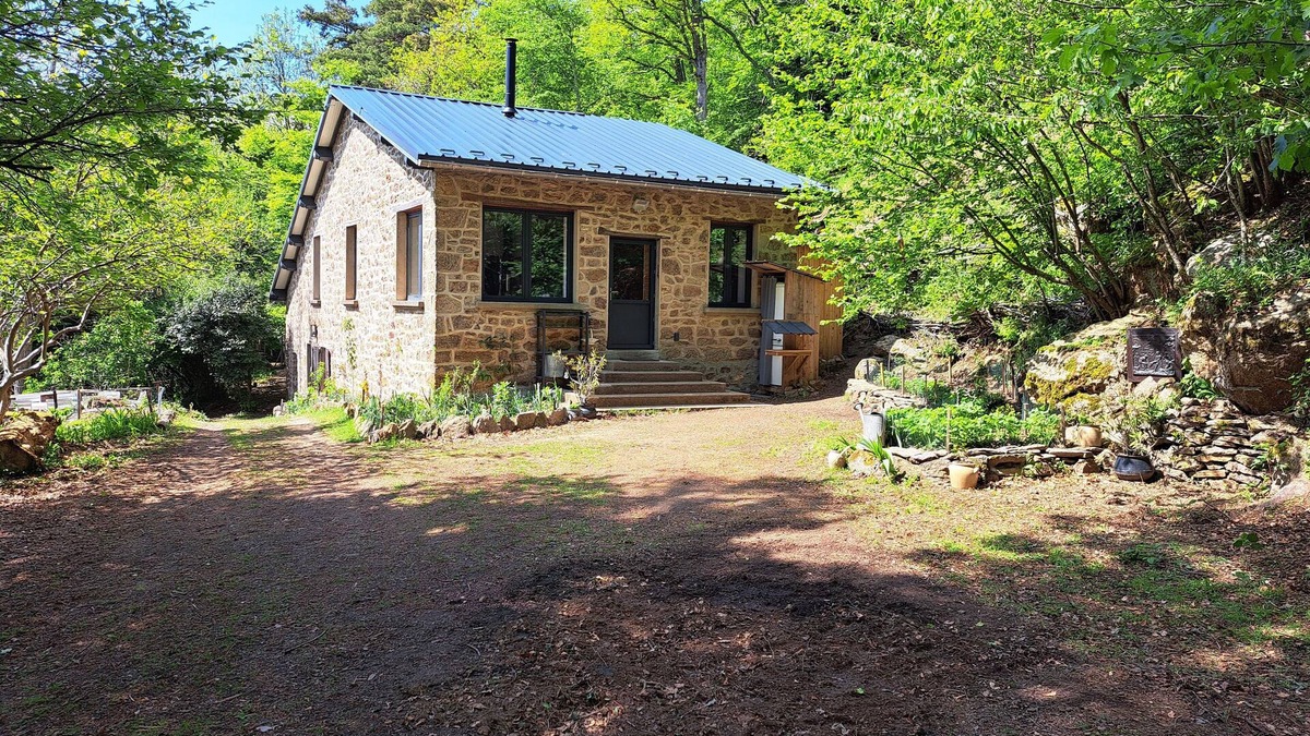 Yzeron Ski Chalet | Secluded self-contained gîte in the middle of the forest, near the Yzeron plateau