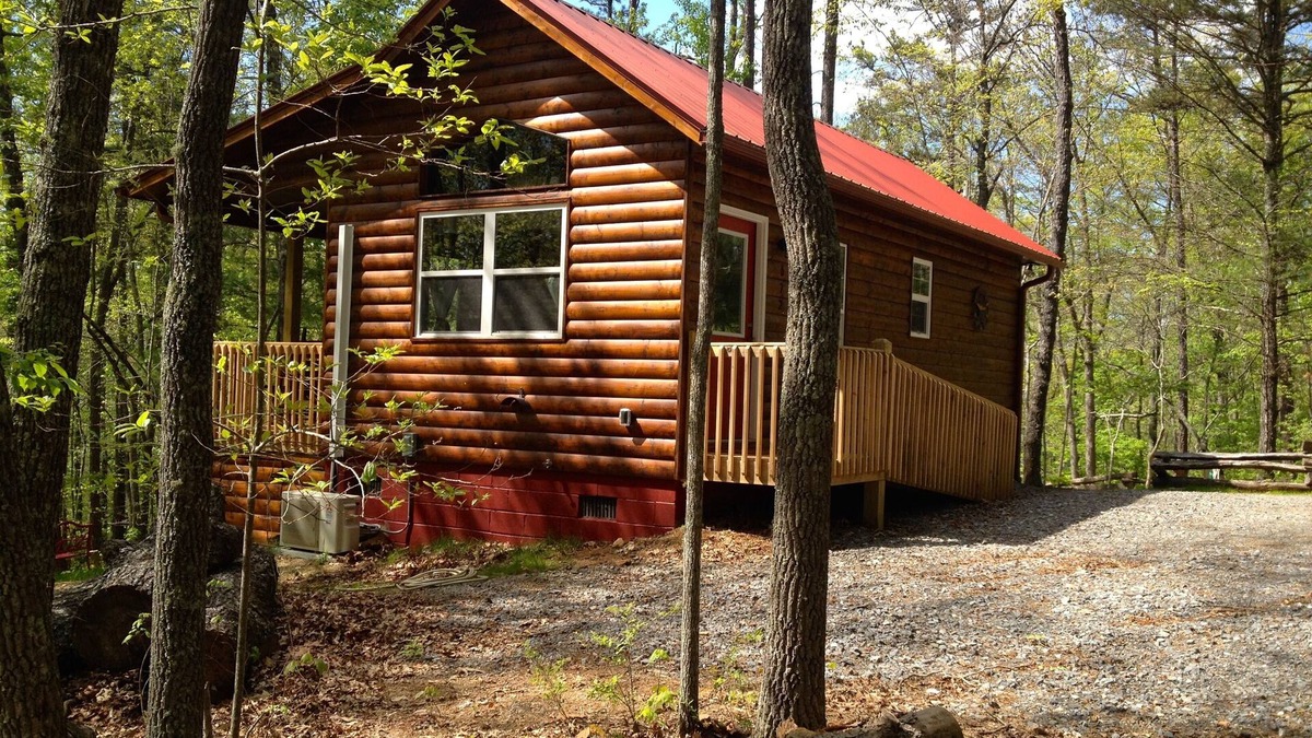 Murphy Cabin | Secluded Setting Conveniently located close to downtown.