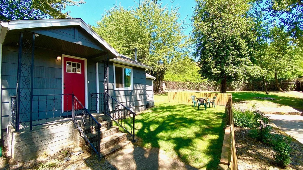 Powellhurst-Gilbert House | Secluded Small 2BR home, Washer/Dryer, Private Parking.