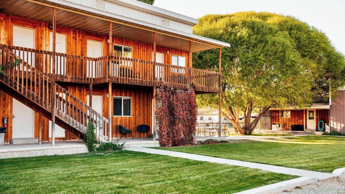 Jensen House | Secluded South Getaway Sleeps 43+ Clubhouse, Reunions, Dinosaur Quarry nearby