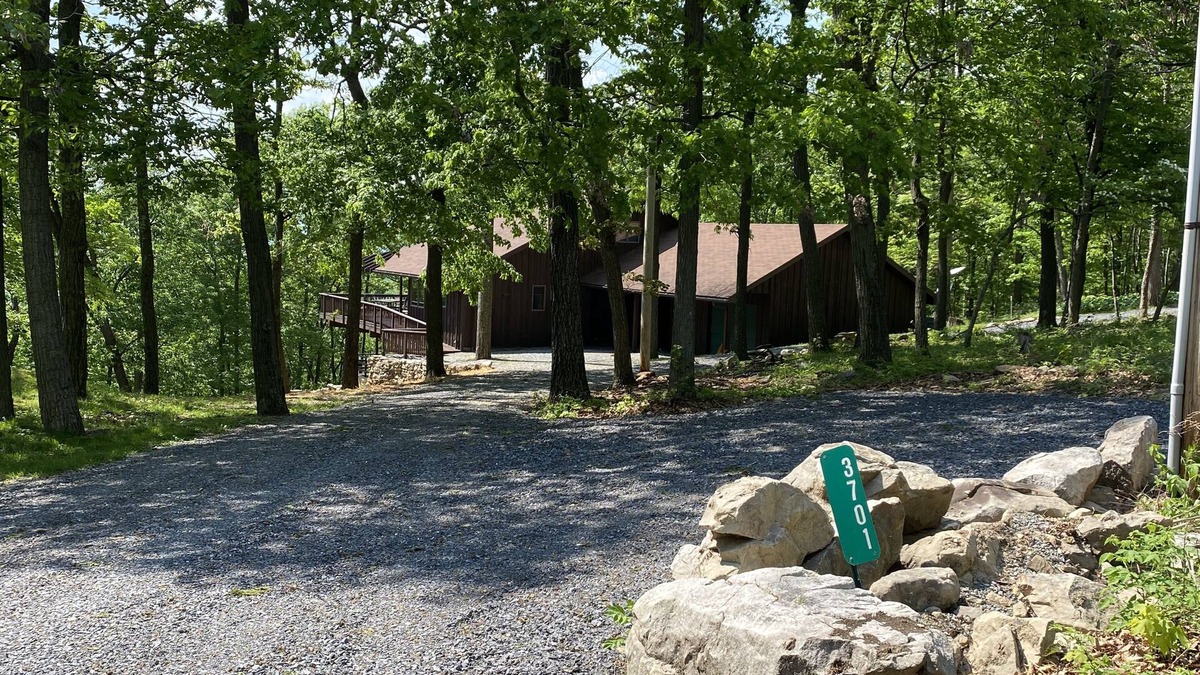 James Creek Cabin | Secluded/Spacious Cabin with 5 BR, 5 min to resort