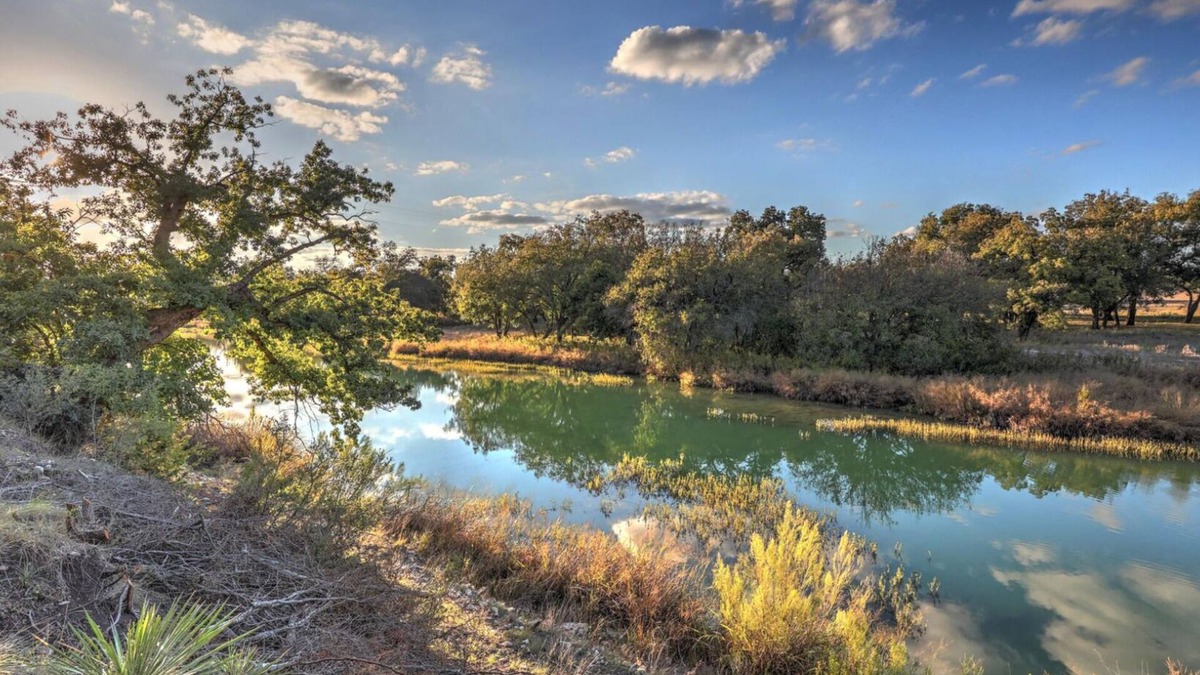 Telegraph House | Secluded & Spacious River Retreat With A View