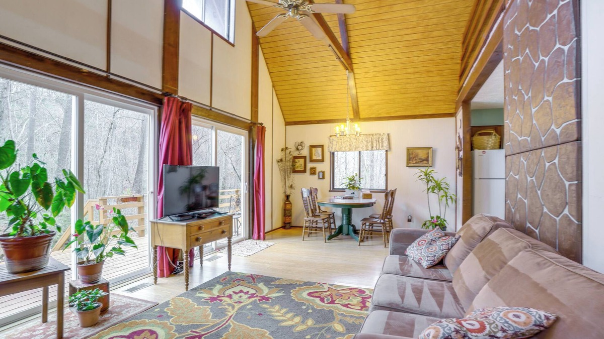 Hood Cabin | Secluded Stanardsville Cabin: Pets Welcome