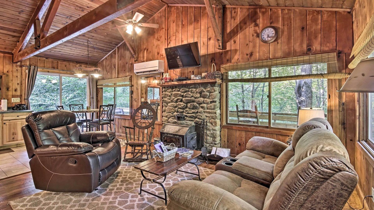 Hood Cabin | Secluded Stanardsville Cabin w/10 Acres & Hot Tub