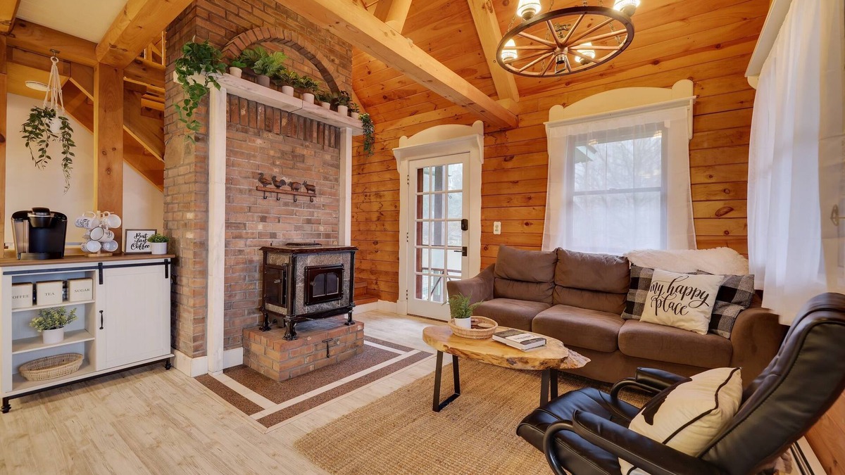 Honesdale Cabin | Secluded Storybook Log Cabin - Honesdale, PA