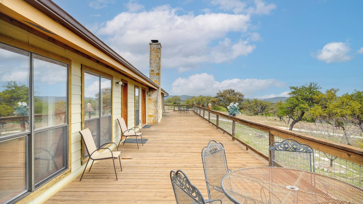Medina House | Secluded Texas Hill Country Vacation Rental - Deck