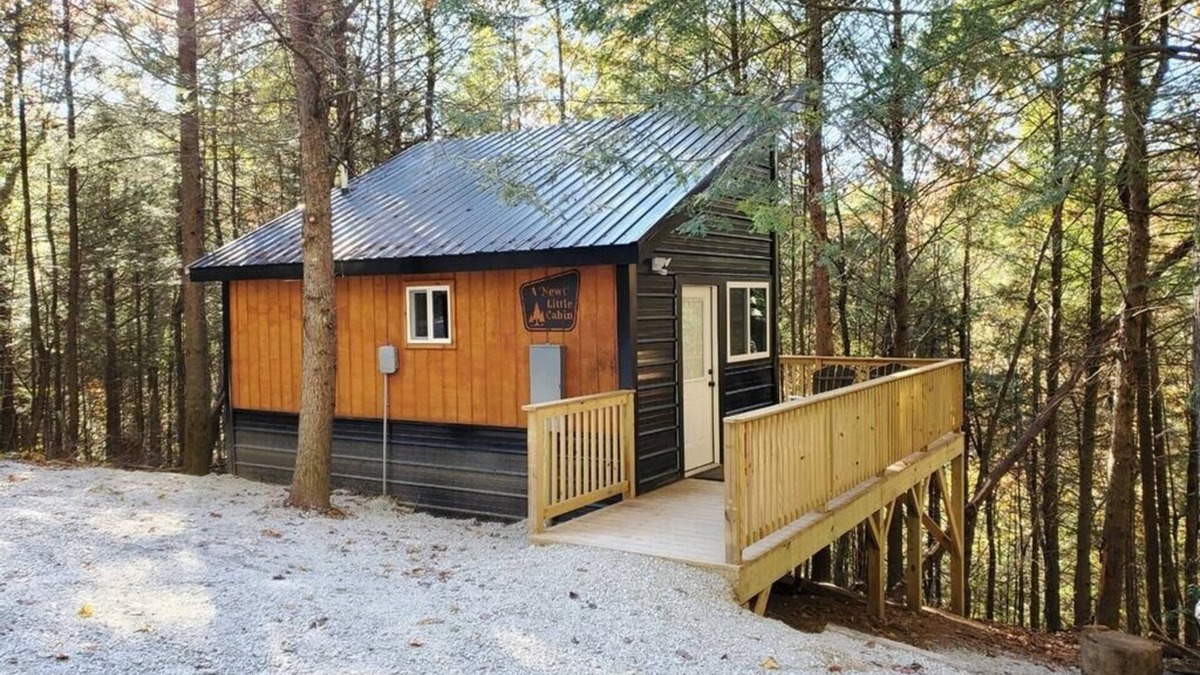Rogers Cabin | Secluded Tiny House with Hot Tub