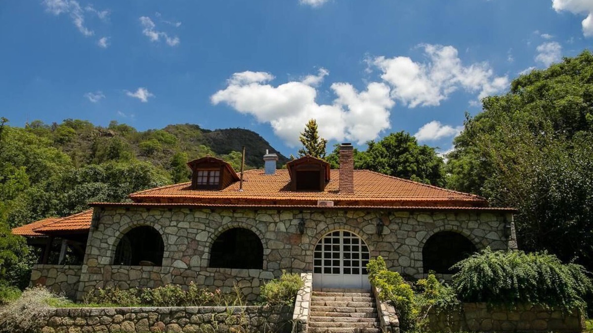 Coneta Bed & Breakfast | Secluded traditional Argentine Chateau - Near airport/center of town