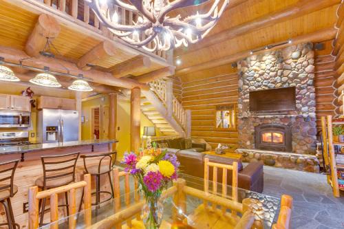 Mayfield House | Secluded Traverse City Retreat 11 Mi to Downtown!