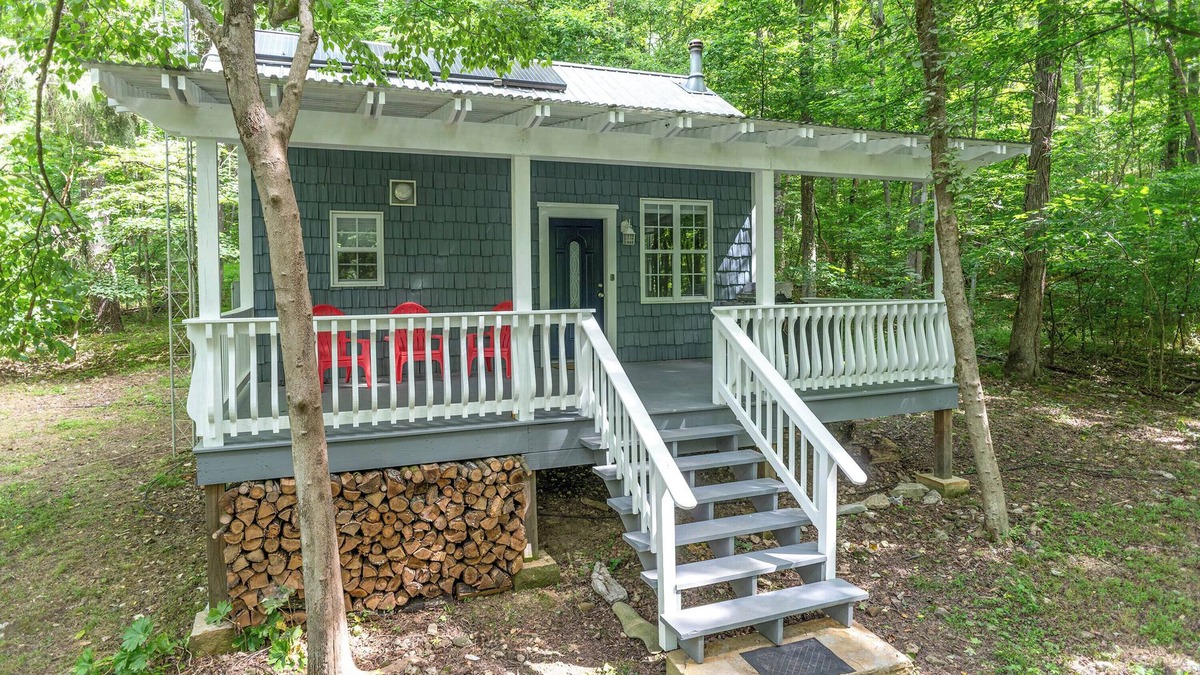 Newnata Cabin | Secluded Vacation Rental Bordering Creek!