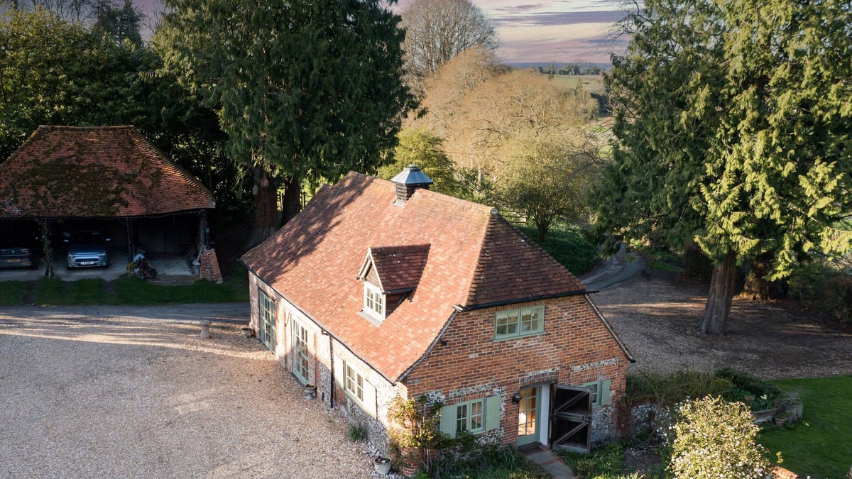 Saint Mary Bourne House | Secluded, warm & cosy cottage - rural but 10 mins easy walk of shop/pubs.