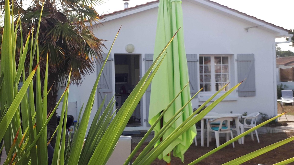 La Tranche-sur-Mer House | Secluded with loads of privacy, 6-minute walk to beach up to 6 people,