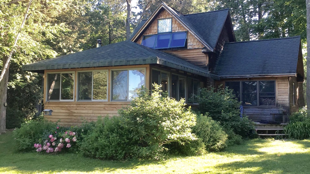 South Hero Cottage | Secluded, Wooded & Dog Friendly Home on Lake W/Casual Decor
