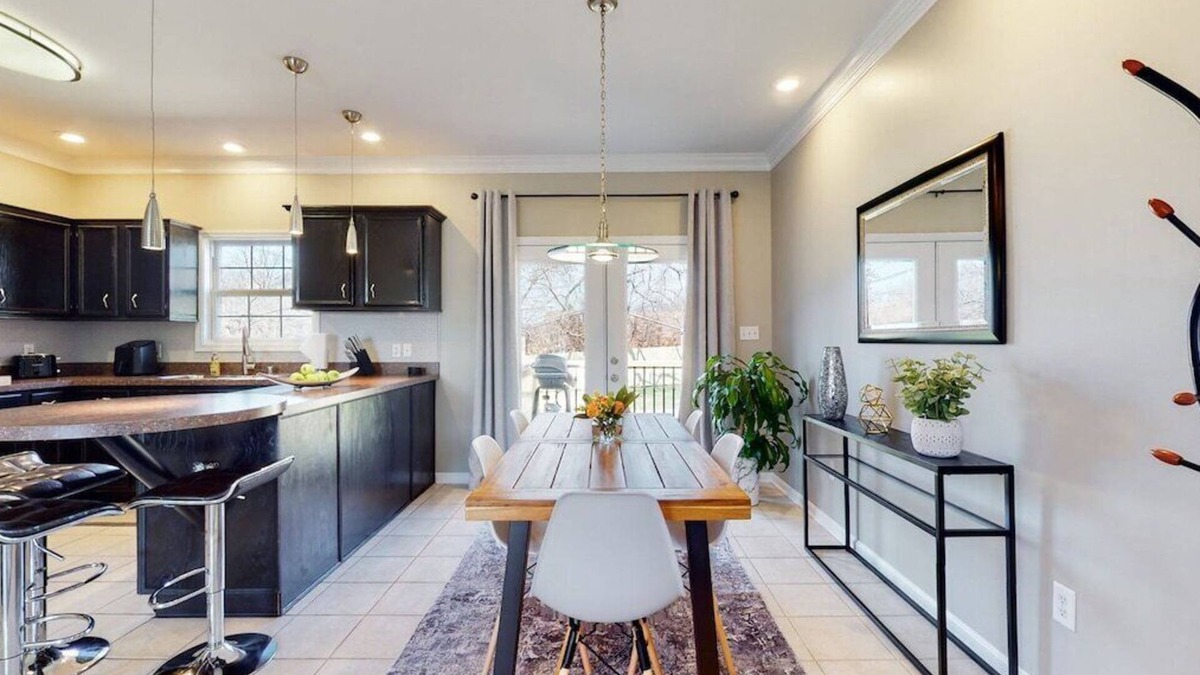 Hillview Apartment | second floor 1 bedroom + office W/D & easy parking
