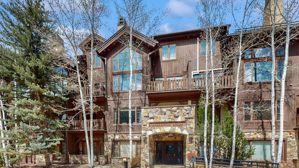 Edwards Condo | Second-floor condo in Arrowhead Village with pool & hot tub - steps to ski lift