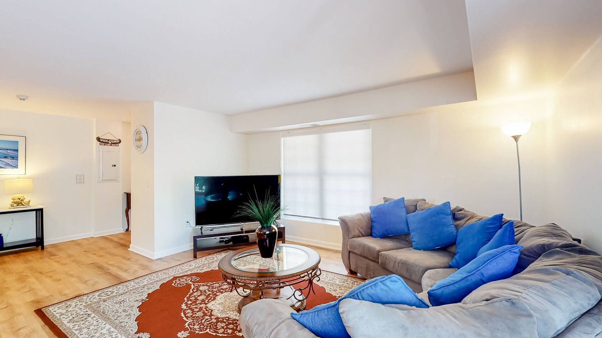 Livingston Condo | Second-floor condo with full kitchen, washer/dryer, central AC, & boat slip use