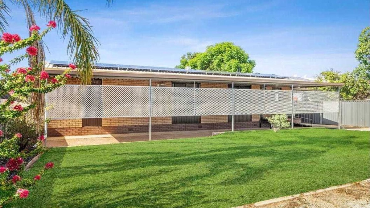 Bookpurnong House | Second Street - Loxton AccommodationnStylish 3 bedroom home