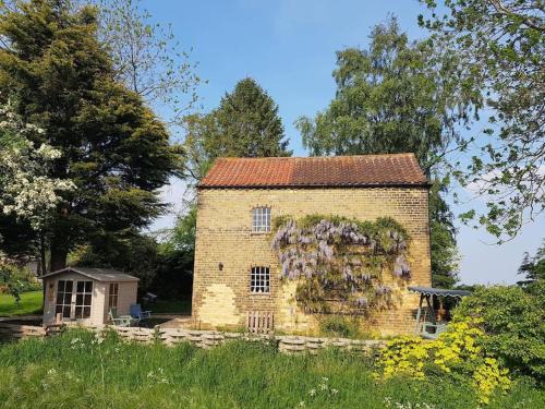 Glentham House | Secret Cottage in the Garden