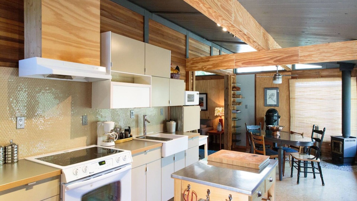 Halfmoon Bay Cottage | Secret Cove Waterfront Cottage with Hot Tub