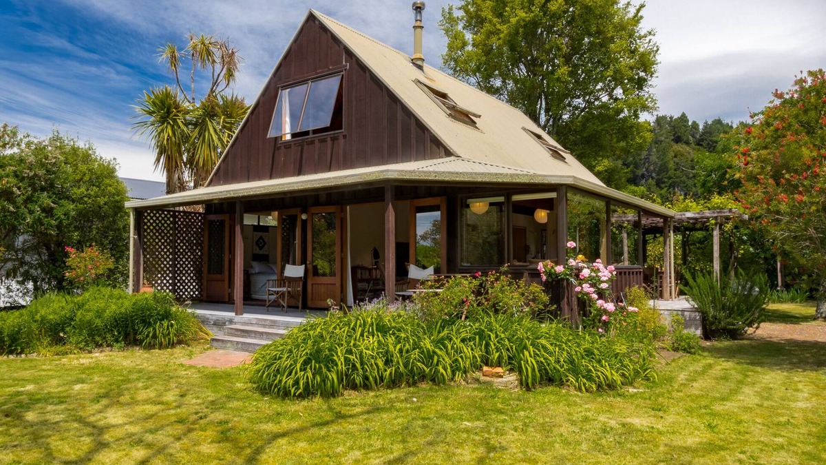 Marahau House | Secret Garden Lodge - Marahau Holiday Home
