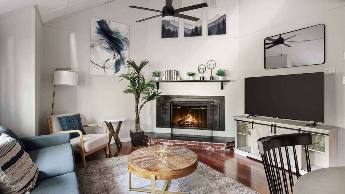 Ridgeway Cabin | Secret Gardens, Fireplace, Deck & Dog-Friendly