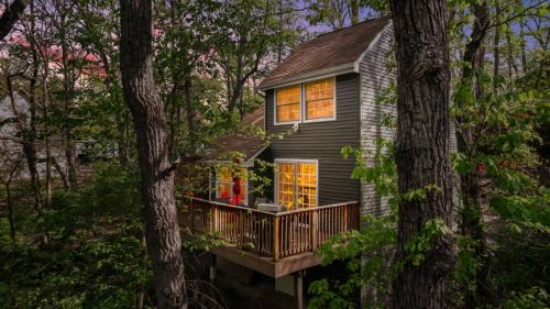 Ridgeway House | Secret Gardens Fireplace Deck & Dog-Friendly