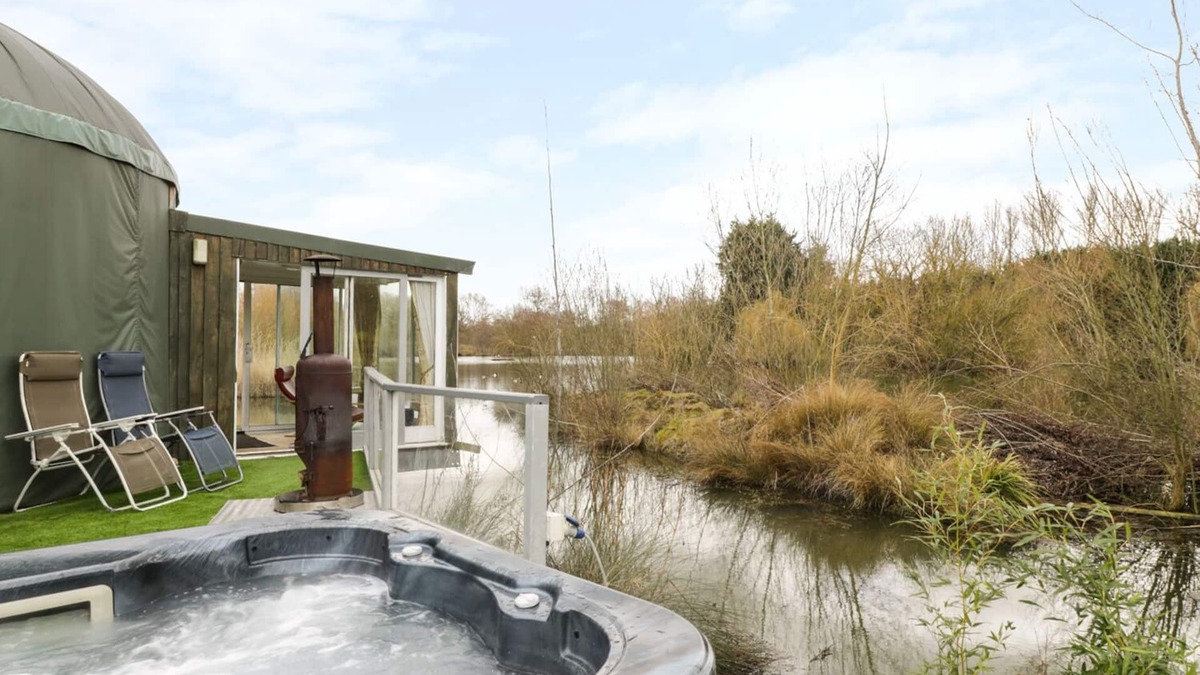 Beckford Cottage | SECRET ISLAND YURT, pet friendly, with hot tub in Beckford