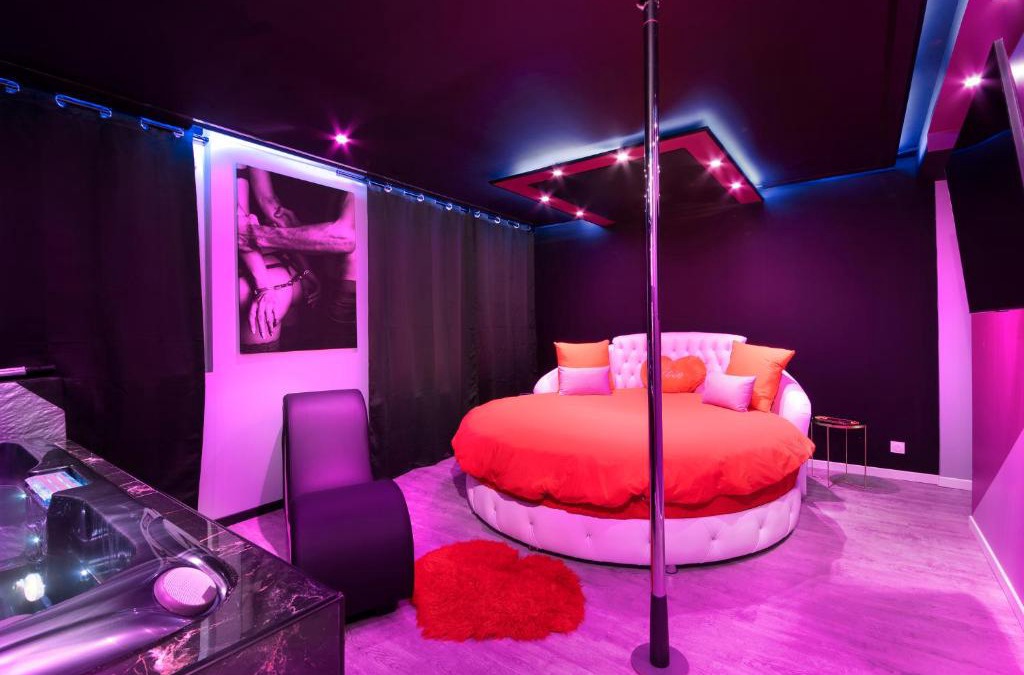 Fer a Cheval Apartment | Secret Night II