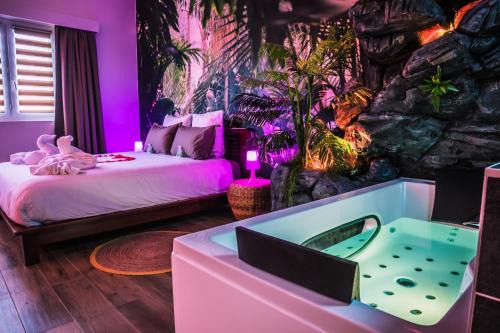 Bretigny-sur-Orge Apartment | SECRET SUITE "Jungle" - Jacuzzi privatif - Gare RER C - Proche Paris