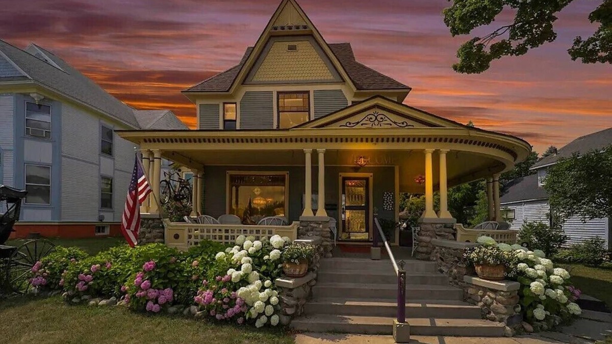 Cheboygan Bed & Breakfast | Secrets on Main Bed & Breakfast