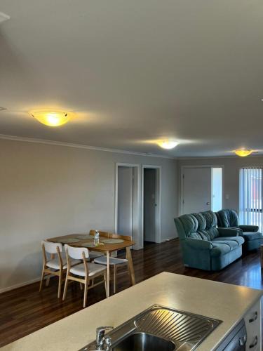 Whyalla Jenkins Apartment | Secure 4BR Garage Whyalla