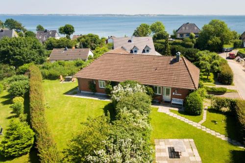 Bockholm House | Seeblick II - gemütliche 60qm - ganzes Haus - 50m zum Naturstrand - mit Terrasse und großem Garten