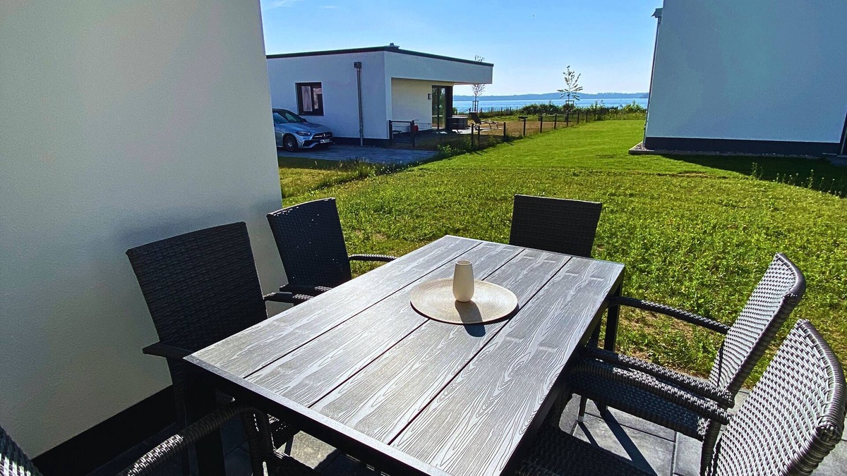 Schwerin Apartment | SEELIEBE apartment with terrace | lake view | parking lot